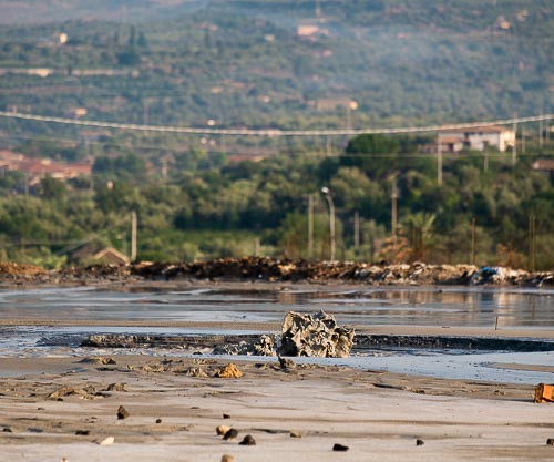 Sbuffo di fango alle Salinelle dello Stadio a Paternò