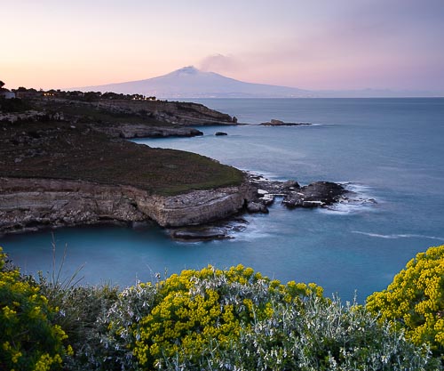 Baia di Augusta con vista sull'Etna sullo sfondo