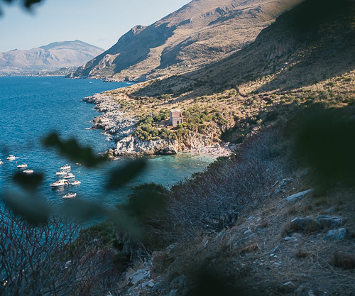 Sentiero verso la caletta Tonnarella dell'Uzzo nella Riserva dello Zingaro