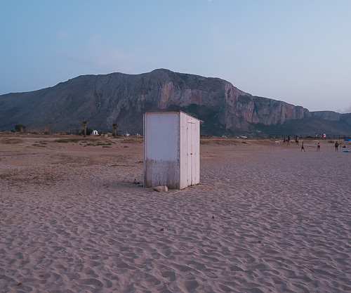 Spiaggia di Baia Santa Margherita in uno scatto minimal estivo