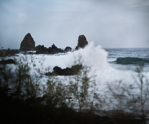 Mareggiata sui Faraglioni di Aci Trezza lungo la Riviera dei Ciclopi