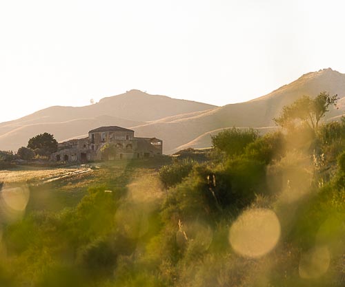 Casolare al tramonto nelle campagne di Centuripe