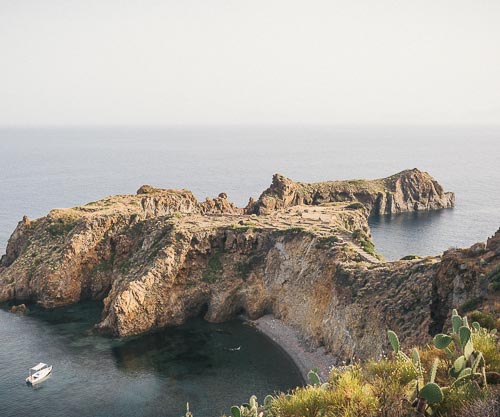Cala Junco, baia rocciosa a Panarea nelle isole Eolie