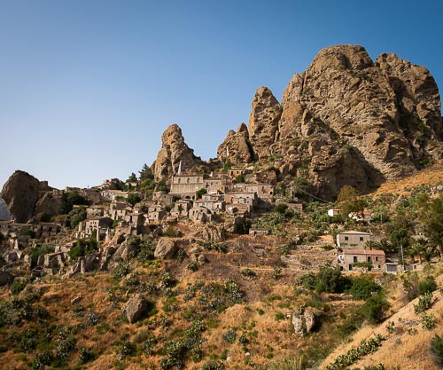 Borgo di Pentedattilo arroccato sulla rupe di Monte Calvario